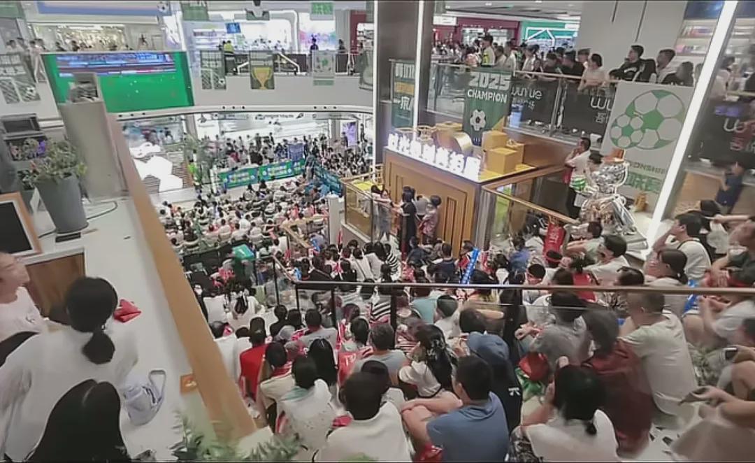 pg-火爆的苏超联赛，让江苏各城市线下商场人气爆棚，市民涌入看球